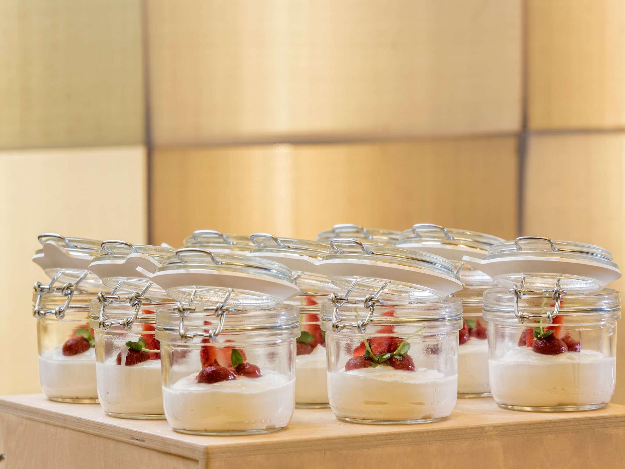 Radisson Blu Park Hotel Athens Ngoại thất bức ảnh Weck glass jars