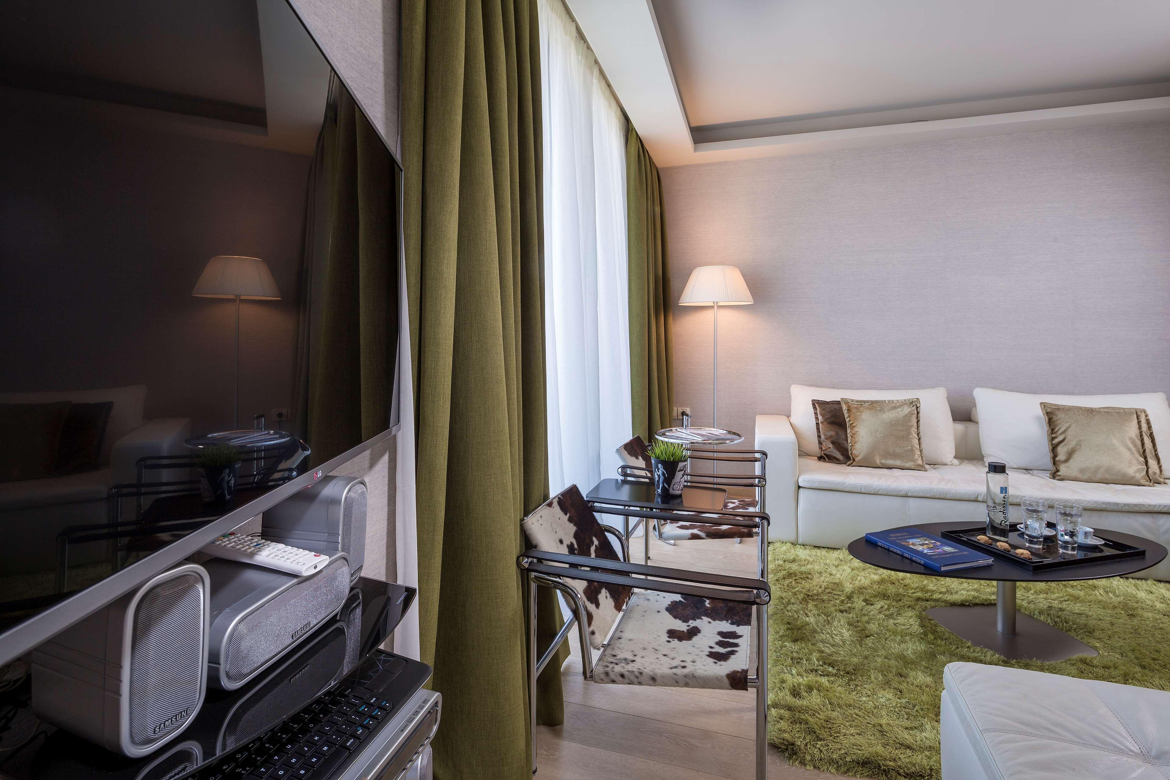 Radisson Blu Park Hotel Athens Ngoại thất bức ảnh A suite at the Mandarin Oriental, Munich