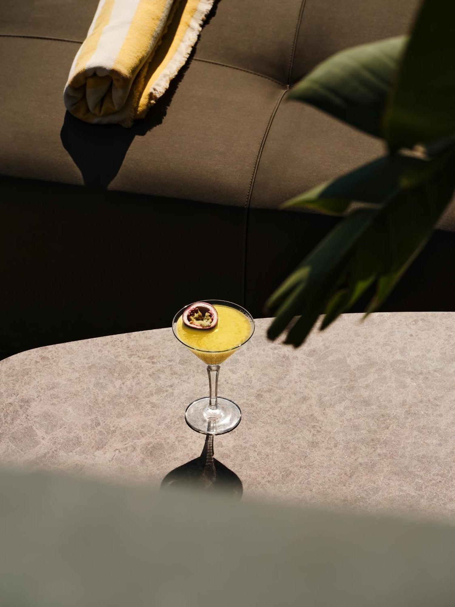 Radisson Blu Park Hotel Athens Ngoại thất bức ảnh A lemon drop martini